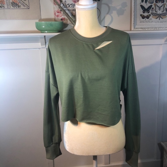 **SOLD**Crop Top Crewneck Sweatshirt - Picture 3 of 4